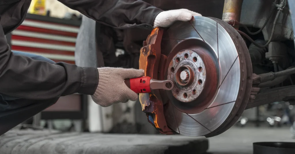 worker_repairing_car